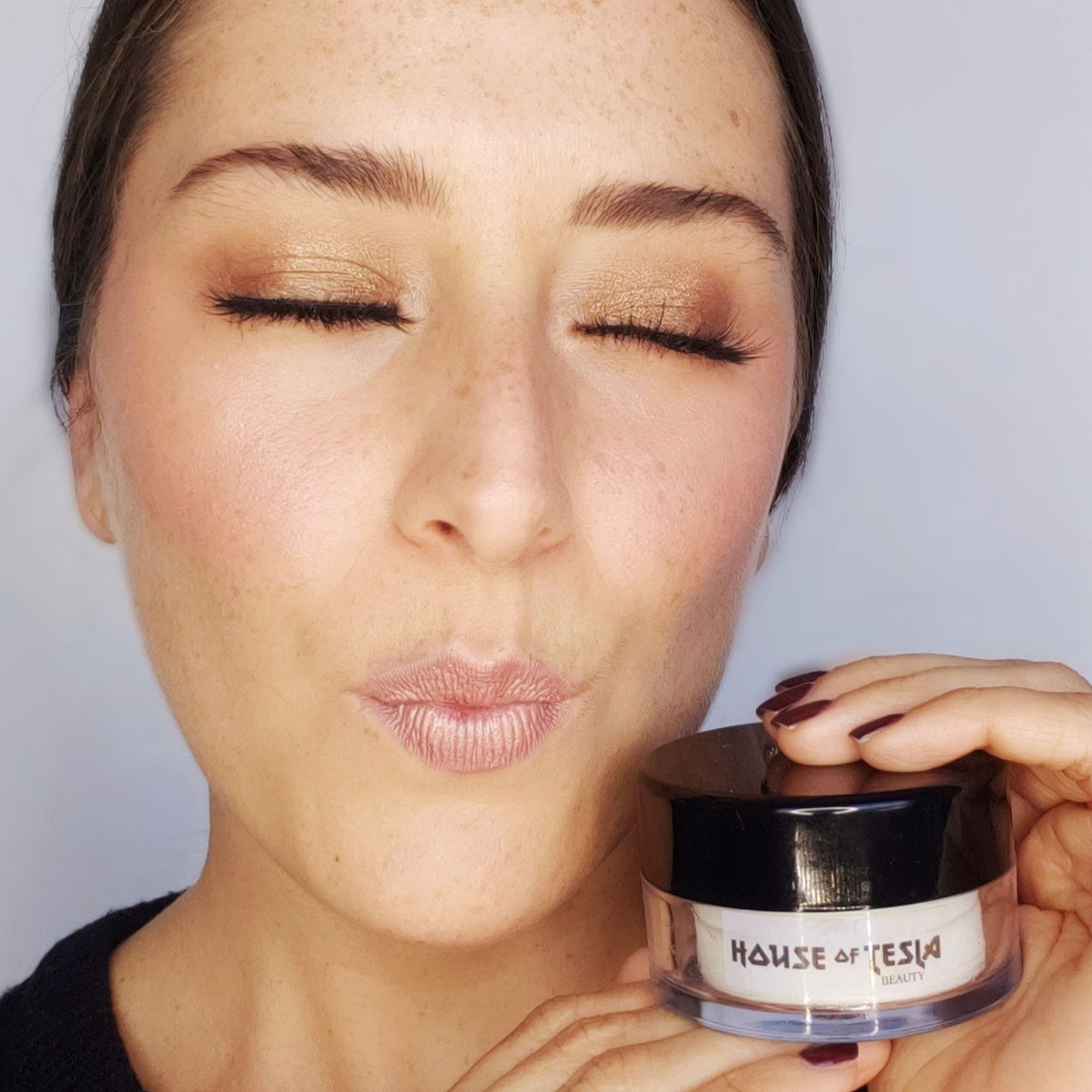 House of Tesla Makeup Remover Wipes with Model